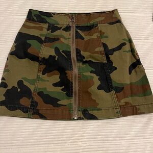 Camo skirt 
Size 24 
Great condition